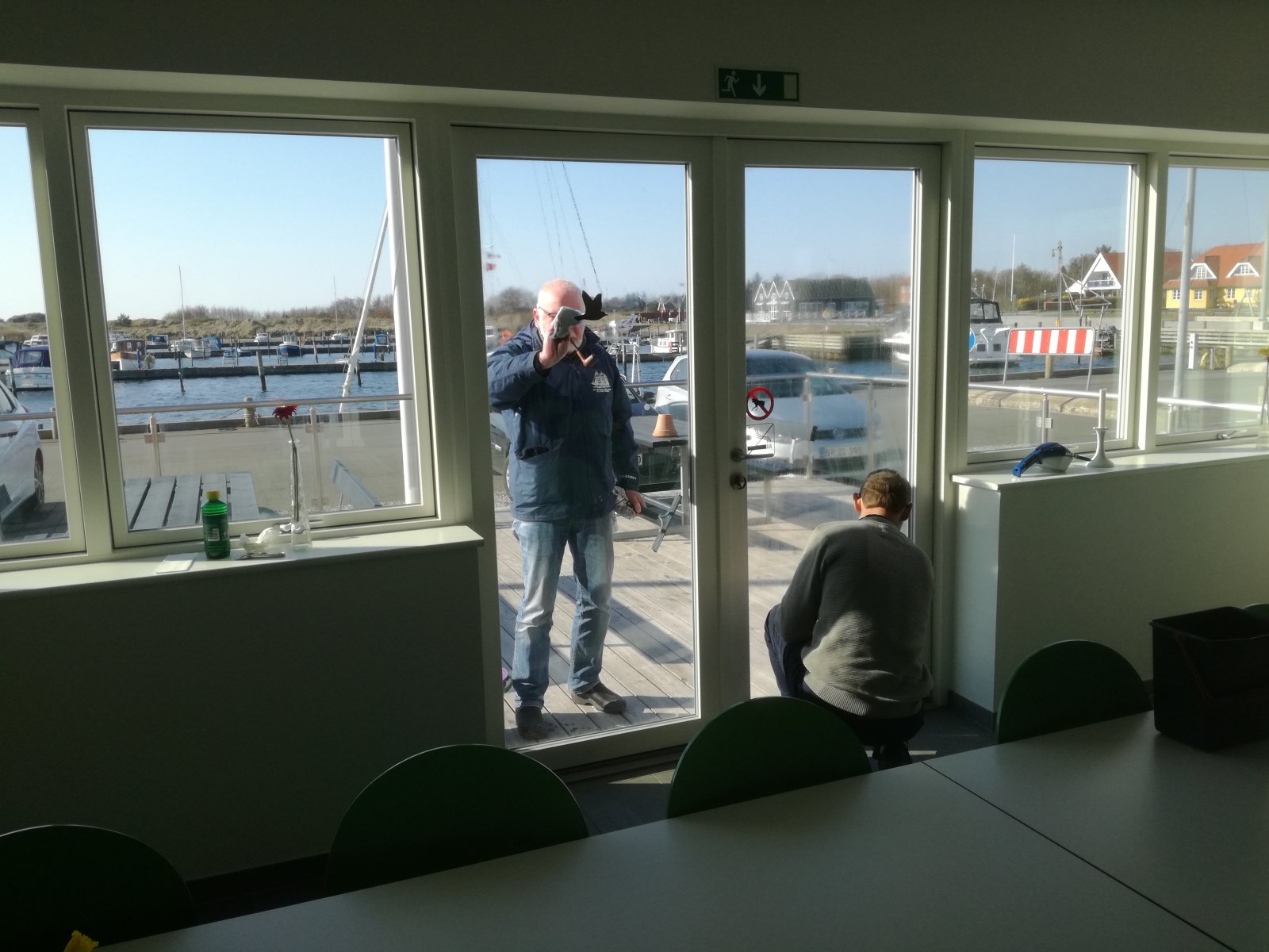 Forårsrengøring i Havnehuset - Vinduer pudses Forårsrengøring i Havnehuset - Vinduer pudses